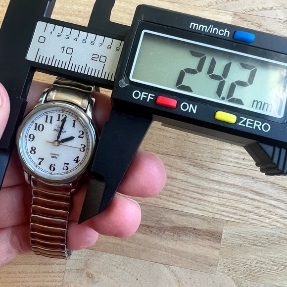 Timex indiglo ladies two tone watch NEW BATTERY - Picture 6 of 6